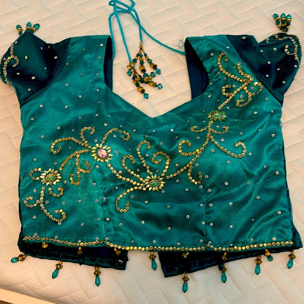 Green blue sari
Size 32 small
Ready made with lining